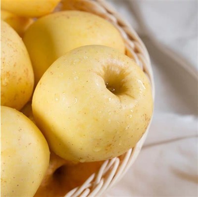 Хрупкави жълти ябълки